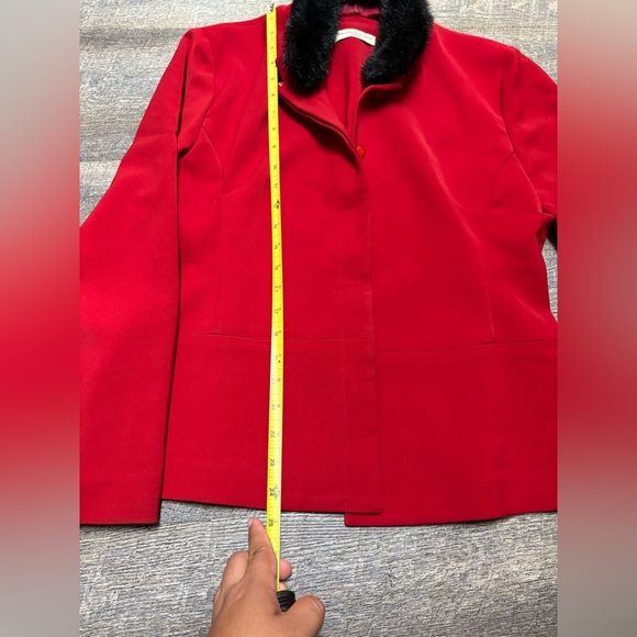 Amanda Smith Women's Red blazer with Black Fur Collar - Picture 5 of 10